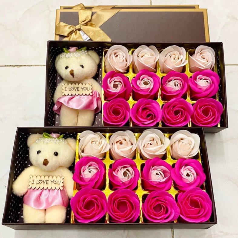 Gấu bông và hoa gói trong hộp quà